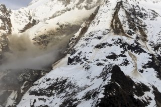 Des rochers et des débris provenant d'un éboulement se trouvent sur le glacier du Nest, sur un flanc du mont Bietschhorn dans le Lötschental. Photo prise lundi sur un alpage au-dessus de la localité de Wiler. (Photo d'archives) KEYSTONE/PETER KLAUNZER